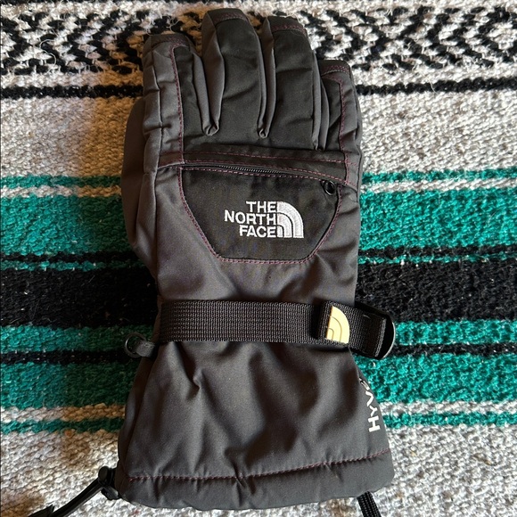 The North Face Girls Hyvent Snow Ski Gloves in Black & Gray - Picture 4 of 12